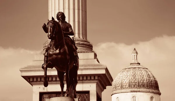 Heykel ile Trafalgar Meydanı — Stok fotoğraf