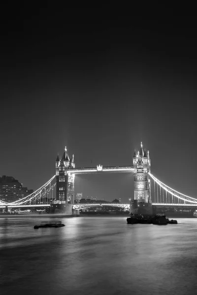 Tower Bridge 's nachts — Stockfoto