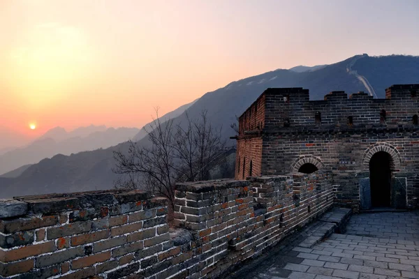 Grande Muraille sur les montagnes — Photo