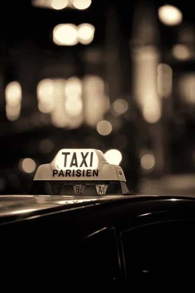 Taxi in Parijs straat — Stockfoto