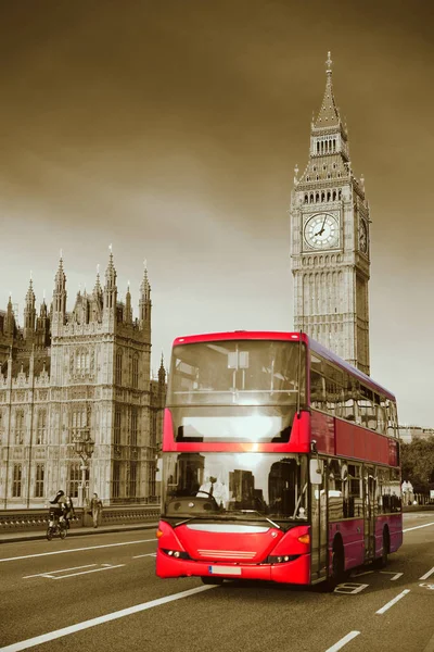 Dubbeldeks rode bus op Westminster Bridge — Stockfoto