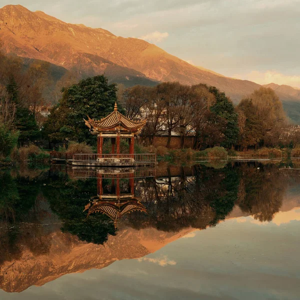 Reflejos del lago en Dalí — Foto de Stock