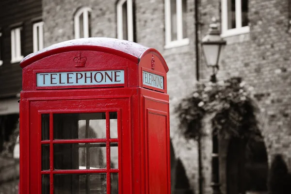 Cabine téléphonique et boîte aux lettres — Photo