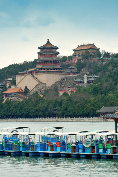 Architettura storica e barche a Pechino . — Foto Stock