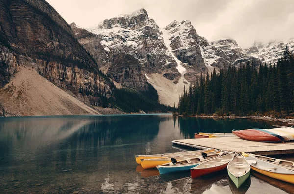 Moraine Lake and boats — Stock Photo, Image