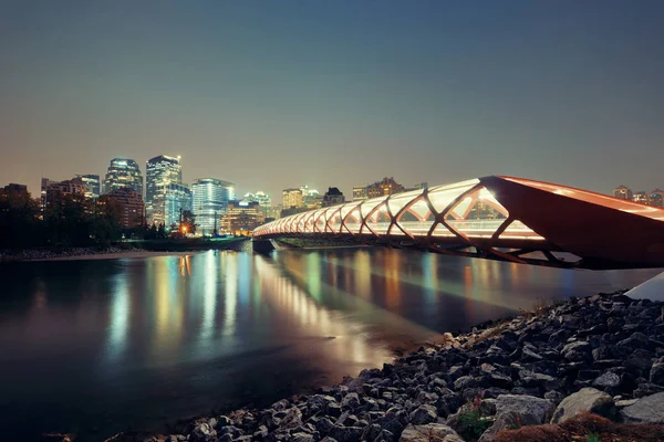 Calgary Stadtbild mit Friedensbrücke — Stockfoto
