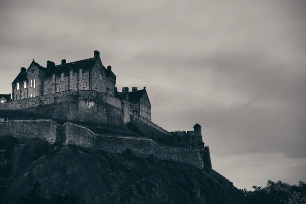 Castillo de Edimburgo como el famoso hito de la ciudad — Foto de Stock