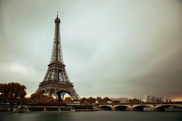 Torre Eiffel con puente — Foto de Stock