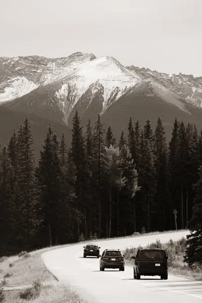 Viaje por carretera en el Parque Nacional Banff — Foto de Stock