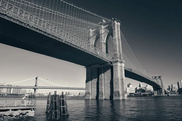 Puente de Brooklyn en el paseo marítimo —  Fotos de Stock