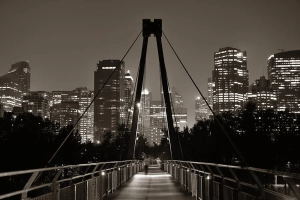 Pedestrian bridge and downtown skyscrapers — Stock Photo, Image