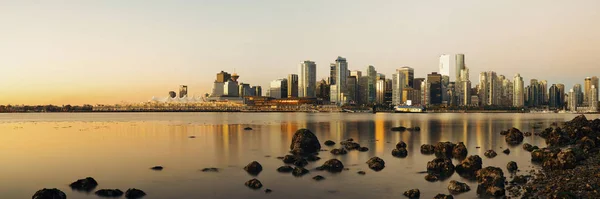 Edificios urbanos frente al mar . —  Fotos de Stock