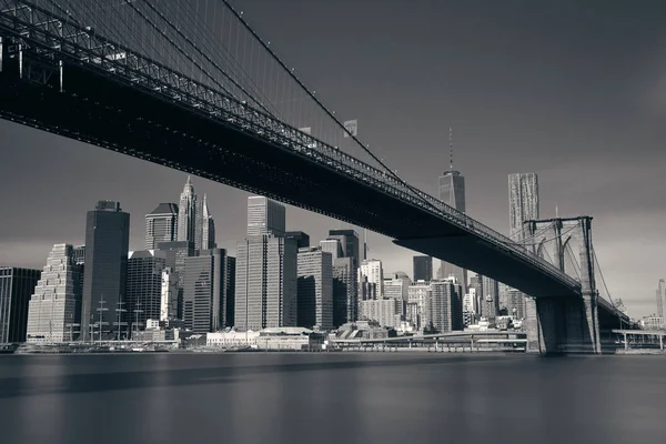 Brooklyn Bridge e centro de Manhattan — Fotografia de Stock
