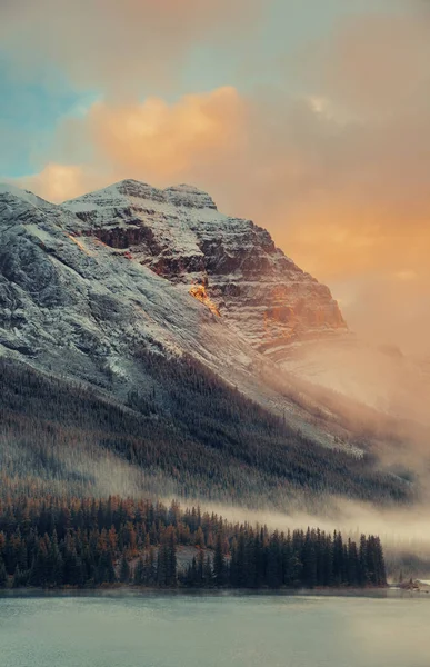 Foggy coucher de soleil de montagne — Photo