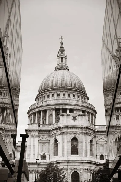 St pauls-katedralen — Stockfoto