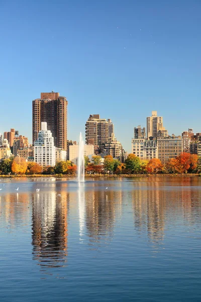 Skyscrapers over lake  in Central Park — Stock Photo, Image