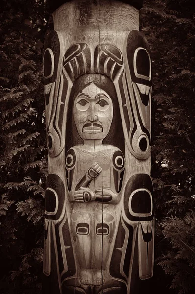 Totem Pole in Capilano park — Stock Photo, Image