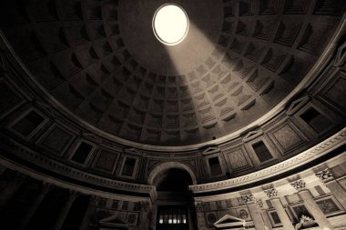 Pantheon iç ışık demeti ile