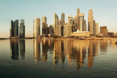 Şehir binalarıyla Singapur silueti