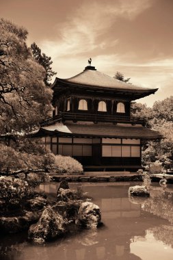 Ginkaku-ji Tapınağı ile tarihi bina