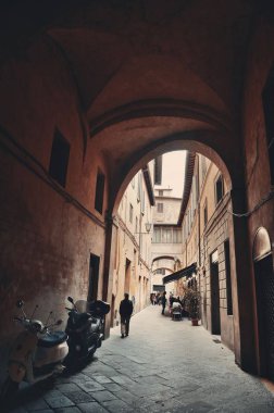 Kemer ile sokak görünümü