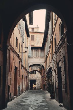 Eski binalarla sokak manzarası