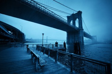 Brooklyn Köprüsü sisli gün 