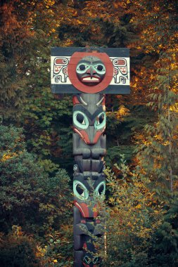 Hint totem direği
