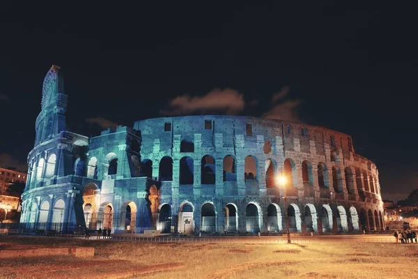 Coliseu em Roma à noite — Fotografia de Stock