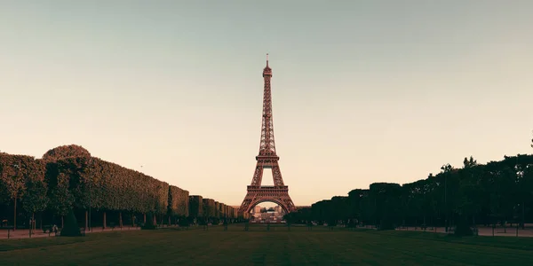 Tour Eiffel avec panorama pelouse — Photo