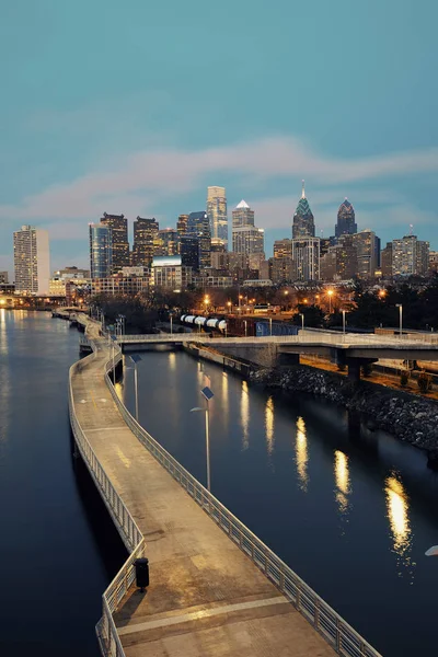 Philadelphia skyline in de nacht — Stockfoto