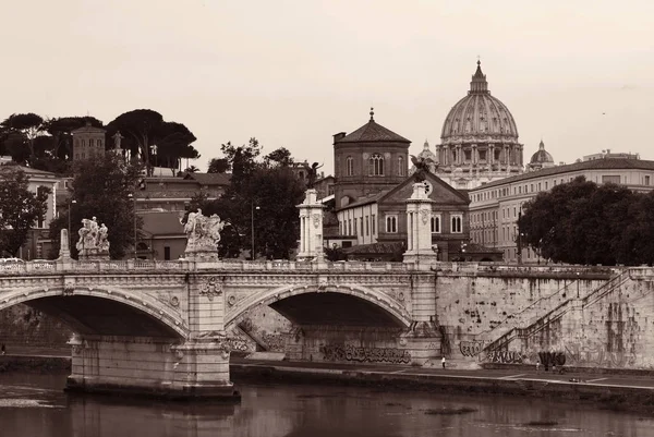 River Tiber and St Peters Basilica — Stock Photo, Image