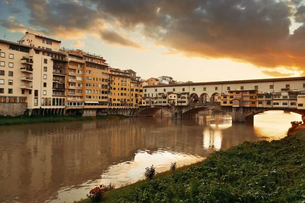 Ponte Vecchio over de rivier de Arno — Stockfoto