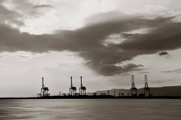 Puerto de Osaka con grúas —  Fotos de Stock