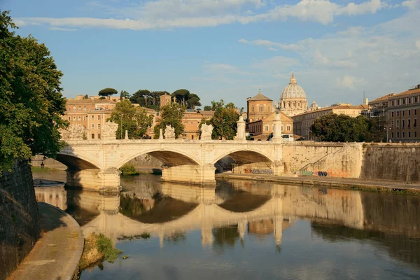 River Tiber and St Peters Basilica — Stock Photo, Image