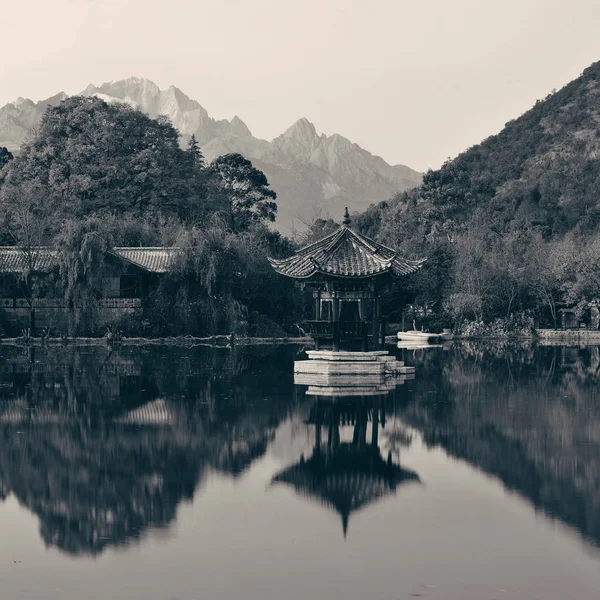 Piscina del drago nero — Foto Stock