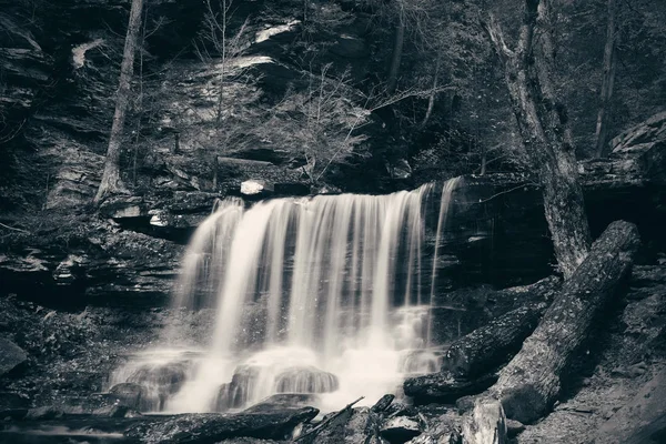 Watervallen in zwart-wit — Stockfoto