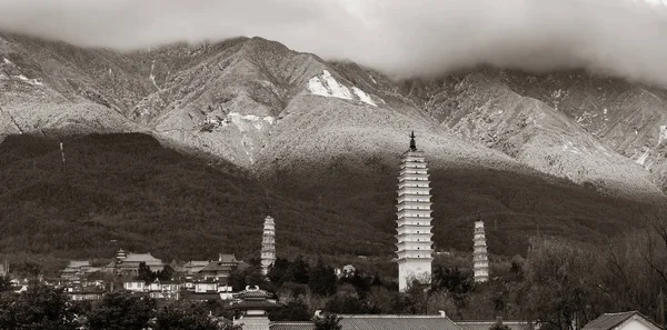 Pagoda starożytnych w dali starego miasta — Zdjęcie stockowe