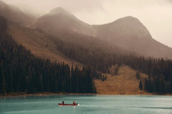 Smaragdové jezero s mlhou — Stock fotografie