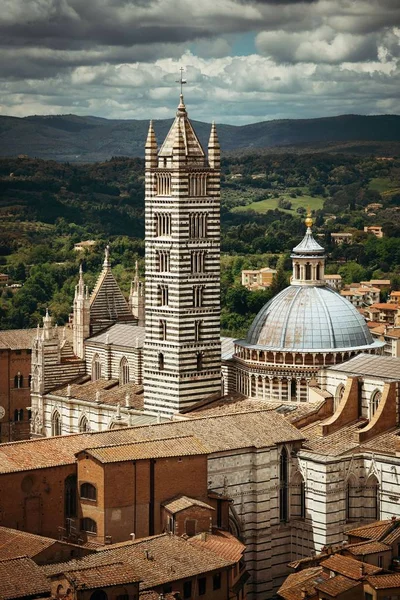 Città medievale con Duomo di Siena — Foto Stock