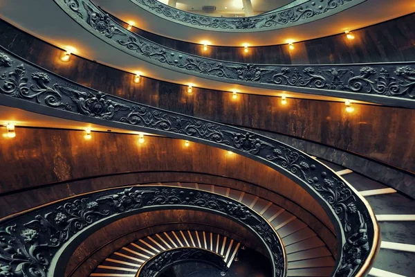 Escadaria espiral antiga — Fotografia de Stock