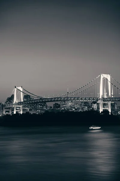 Токийский залив с радужным мостом — стоковое фото
