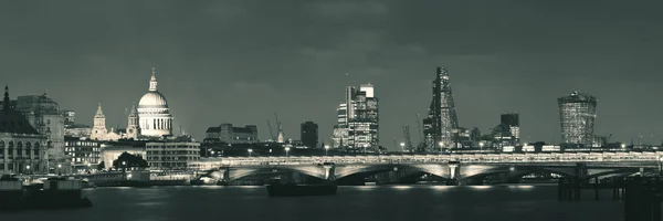 Londons Skyline bei Nacht — Stockfoto
