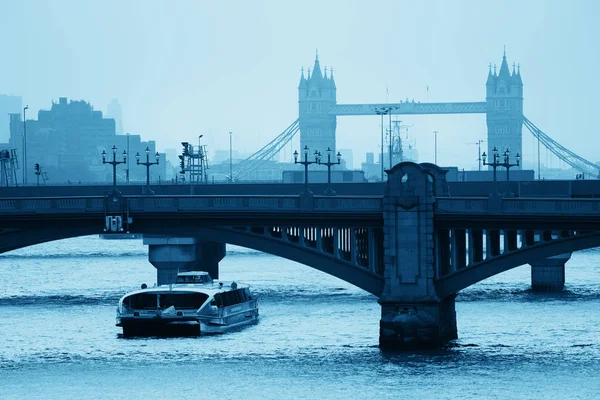 Londen silhouet met bruggen — Stockfoto