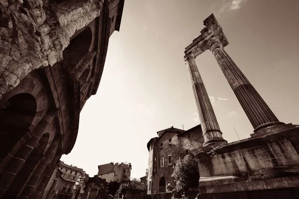 Teatro con rovine storiche — Foto Stock