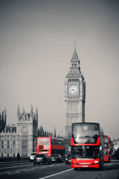 Двухпалубный красный автобус — стоковое фото