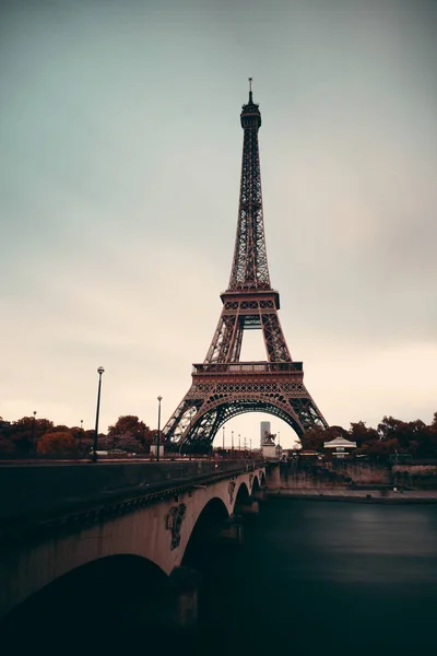 Torre Eiffel con puente — Foto de Stock