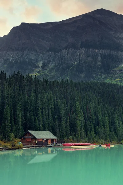 Boat house by Lake Louise — Stock Photo, Image
