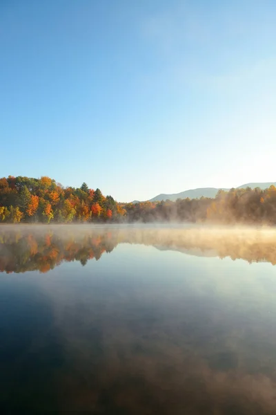 See-Nebel mit Herbstlaub — Stockfoto