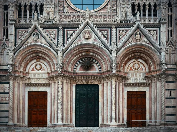 Двери Сиенского собора — стоковое фото